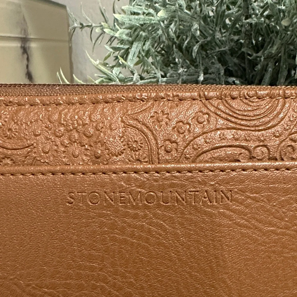 Stone Mountain Bonded Leather Bifold Zip-Around Wallet/Wristlet - Picture 4 of 9